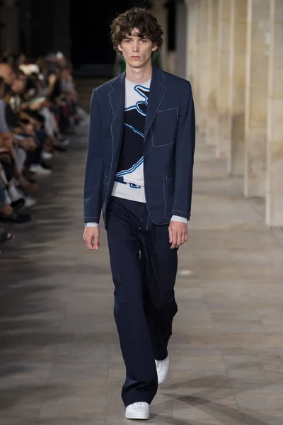 Look 32
